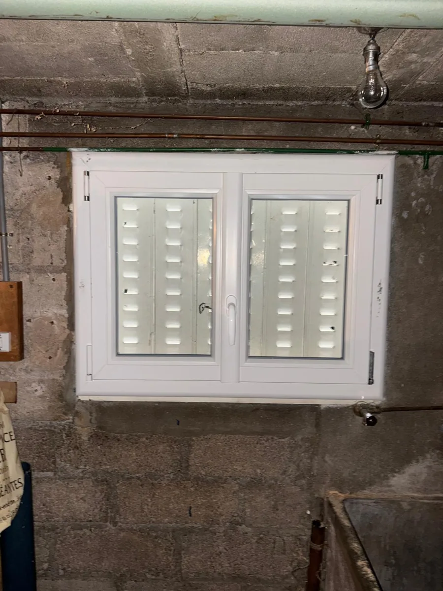 Fenêtre PVC posée par Docteur Serrure à la place d&rsquo;une ancienne fenêtre bois