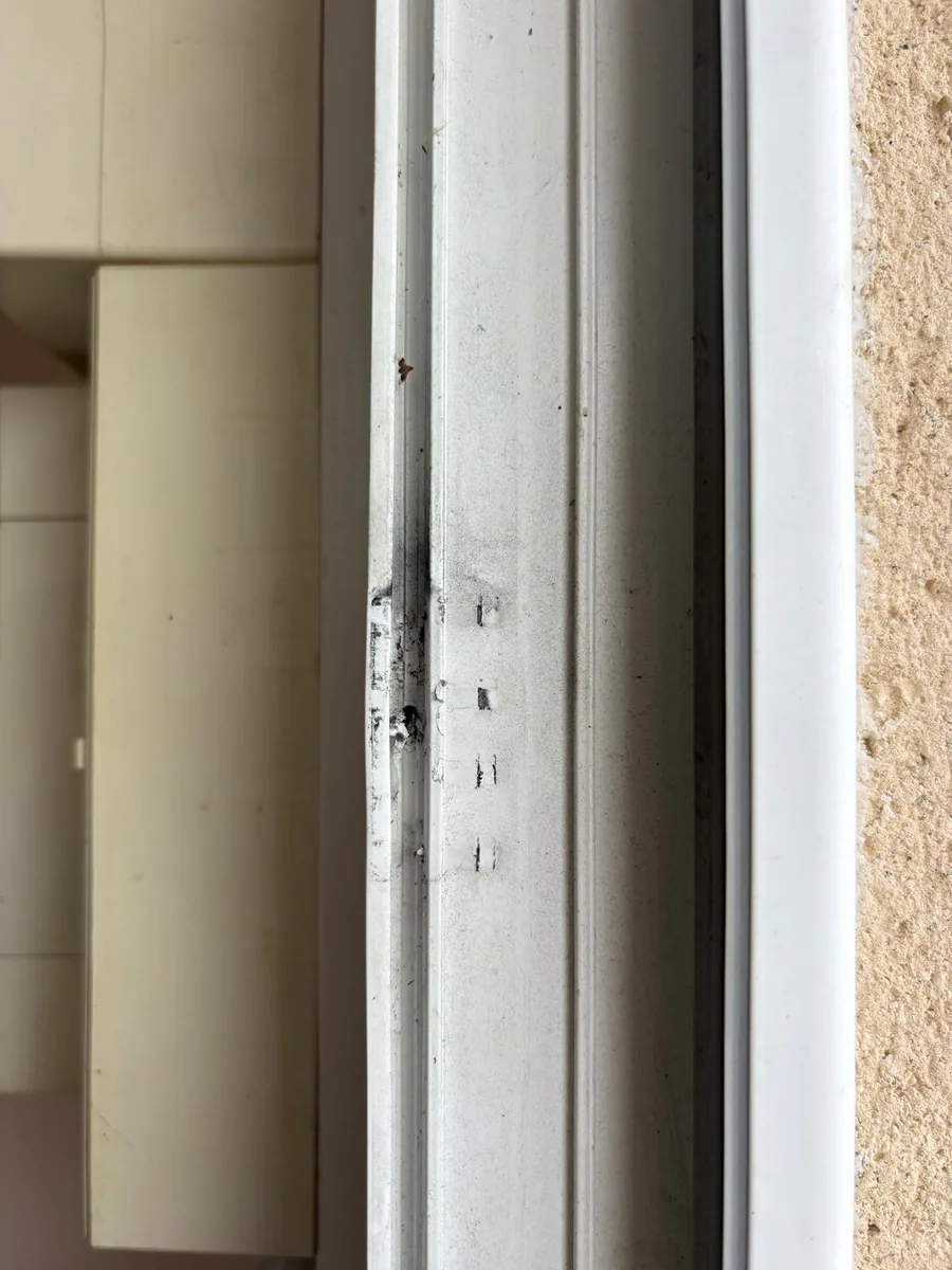 Le même bâti PVC réparé et lissé