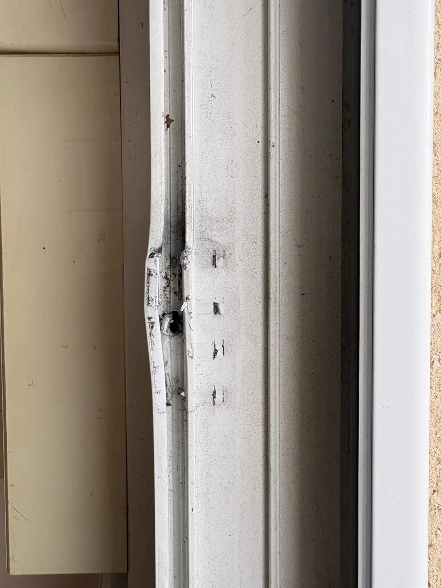 Bâti de porte en PVC arraché après une tentative d&rsquo;effraction