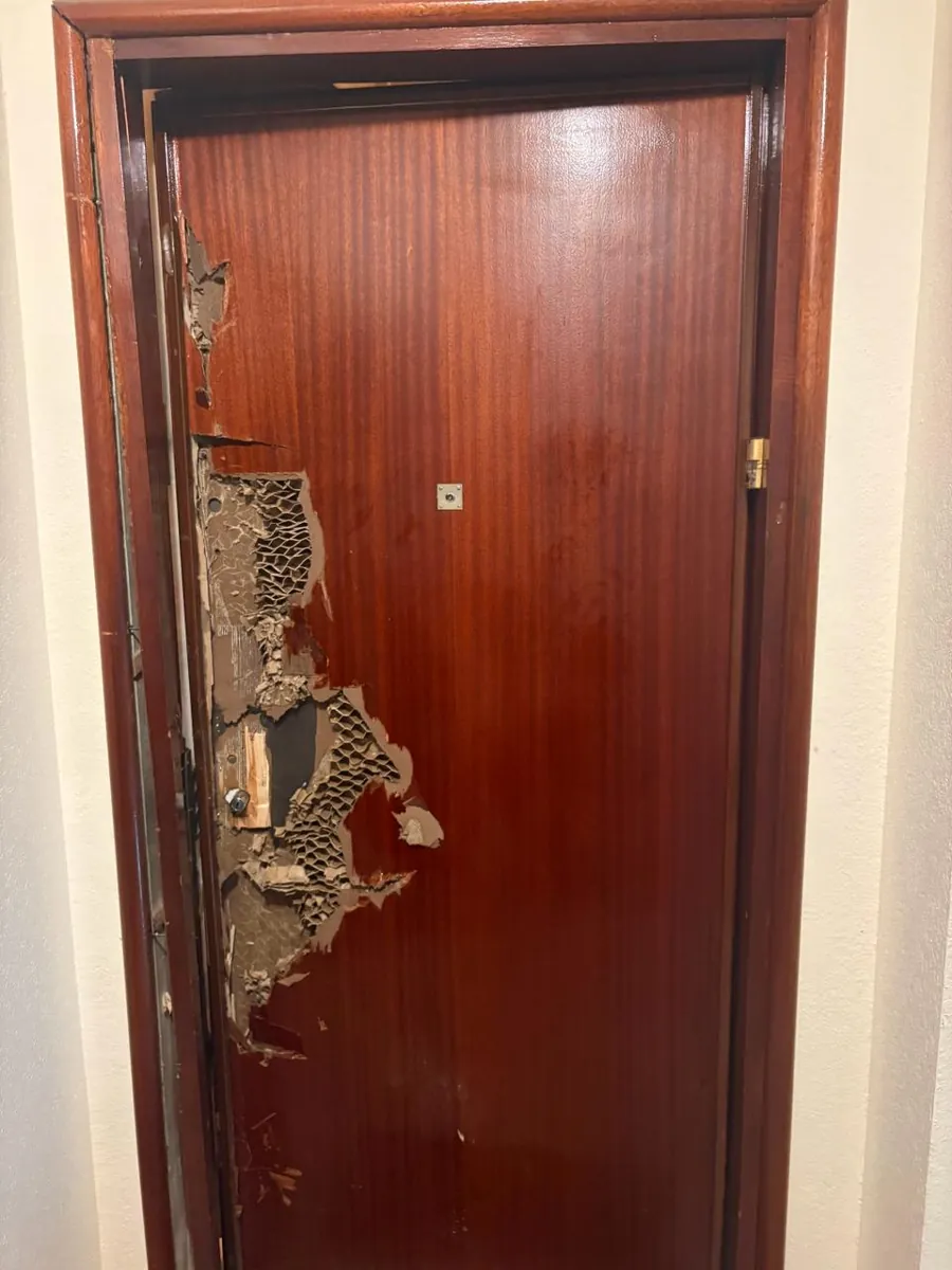Porte d&rsquo;appartement fracturée lors d&rsquo;une tentative de squat